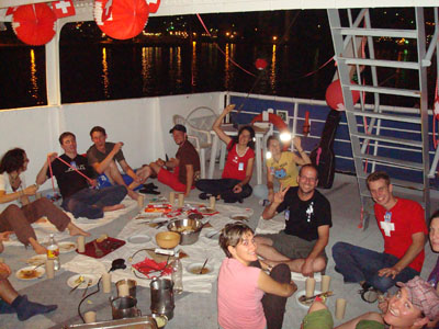 Soms wordt het captains deck buiten mijn hut gebruikt voor een feestje zoals deze kaasfondue voor en door onze Zwitserse opvarenden.